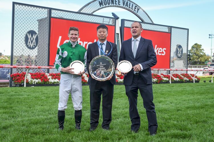 Zhang Yuesheng with jockey James McDonald and trainer Chris Waller displaying the spoils of Via Sistina’s 2024 Cox Plate win. (Photo by Reg Ryan/Racing Photos)