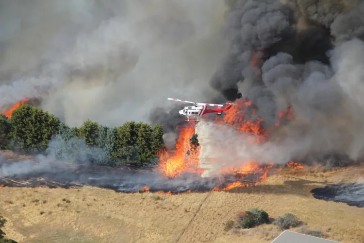A firefighting helicopter battles the Longwood bushfire on Thursday. [State Control Centre]