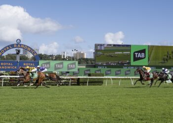 Autumn Glow holds off Aeliana (Bradley Photos)