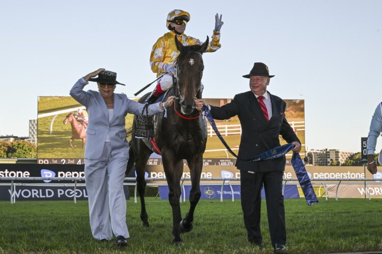 Craig Williams returning to scale on Sir Delius (Credit: Bradley Photos)