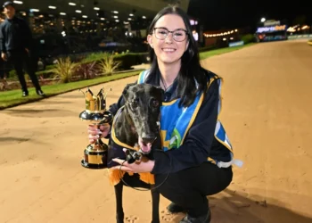 Secret Bandit storms home to claim Sapphire Crown